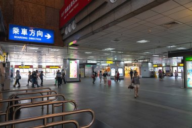 Taipei Ana istasyon binasının iç. Taipei Ana İstasyonu lobi ve alışveriş caddesi görünümü, Taipei, Tayvan yolcu ve bilet otomat.