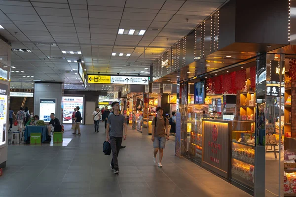 Intérieur du bâtiment principal de la gare de Taipei. Vue du hall et de la rue commerçante de la gare principale de Taipei, des distributeurs automatiques de billets et de passagers à Taipei, Taiwan . — Photo