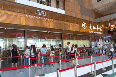 Taipei Ana istasyon binasının iç. Taipei Ana İstasyonu lobi ve alışveriş caddesi görünümü, Taipei, Tayvan yolcu ve bilet otomat.