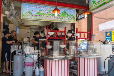 Taipei, Tayvan - 21 Haziran 2019 : Jin Feng Lu Rou Fan ( Jinfeng Luroufan veya Jin Feng Kızarmış Domuz Pirinci ). Taipei'nin En Ünlü Kızarmış Domuz Rice Bowl restoran.