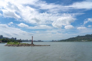 Taipei, Tayvan-19 Haziran 2019: Tamsui yeni Taipei, Tayvan 'da bir deniz tarafı bölgesidir. Şehir Tayvan Boğazı içine güneş ayarı görüntülemek için bir site olarak popülerdir.