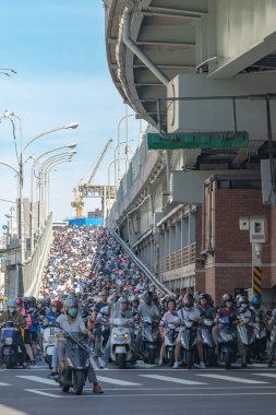 Taipei, Tayvan-19 Haziran 2019: Tayvan 'da scooter Şelalesi. Trafik sıkışıklığı Taipei Köprüsü rampa üzerinde acele saatte motosiklet kalabalık, Datong District Minquan West Road üzerinde scooter Cascade, Taipei, Tayvan: 21 Haziran 2019