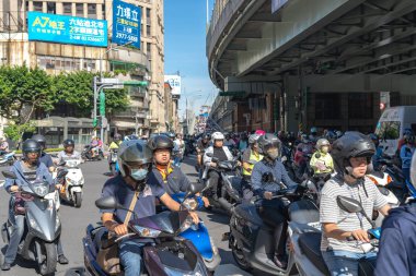 Taipei, Tayvan-19 Haziran 2019: Tayvan 'da scooter Şelalesi. Trafik sıkışıklığı Taipei Köprüsü rampa üzerinde acele saatte motosiklet kalabalık, Datong District Minquan West Road üzerinde scooter Cascade, Taipei, Tayvan: 21 Haziran 2019