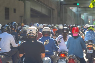Taipei, Tayvan-19 Haziran 2019: Tayvan 'da scooter Şelalesi. Trafik sıkışıklığı Taipei Köprüsü rampa üzerinde acele saatte motosiklet kalabalık, Datong District Minquan West Road üzerinde scooter Cascade, Taipei, Tayvan: 21 Haziran 2019