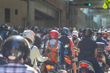 Taipei, Tayvan-19 Haziran 2019: Tayvan 'da scooter Şelalesi. Trafik sıkışıklığı Taipei Köprüsü rampa üzerinde acele saatte motosiklet kalabalık, Datong District Minquan West Road üzerinde scooter Cascade, Taipei, Tayvan: 21 Haziran 2019