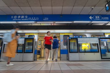 Taipei, Tayvan - 19 Haziran 2019 : Taipei metro istasyonu salonu ve platformu. Metro yolcuları Taipei Metro sisteminin muazzam yeraltı ağı üzerinden yürümek.