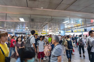 Taipei, Tayvan - 19 Haziran 2019 : Taipei metro istasyonu salonu ve platformu. Metro yolcuları Taipei Metro sisteminin muazzam yeraltı ağı üzerinden yürümek.