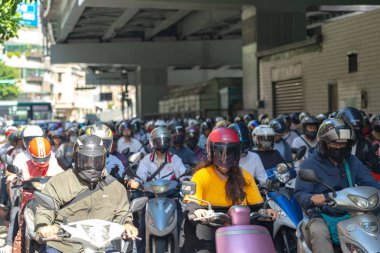 Taipei, Tayvan-19 Haziran 2019: Tayvan 'da scooter Şelalesi. Trafik sıkışıklığı Taipei Köprüsü rampa üzerinde acele saatte motosiklet kalabalık, Datong District Minquan West Road üzerinde scooter Cascade, Taipei, Tayvan: 21 Haziran 2019