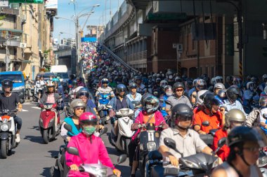 Taipei, Tayvan-19 Haziran 2019: Tayvan 'da scooter Şelalesi. Trafik sıkışıklığı Taipei Köprüsü rampa üzerinde acele saatte motosiklet kalabalık, Datong District Minquan West Road üzerinde scooter Cascade, Taipei, Tayvan: 21 Haziran 2019