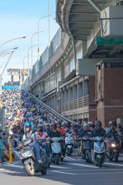 Taipei, Tayvan-19 Haziran 2019: Tayvan 'da scooter Şelalesi. Trafik sıkışıklığı Taipei Köprüsü rampa üzerinde acele saatte motosiklet kalabalık, Datong District Minquan West Road üzerinde scooter Cascade, Taipei, Tayvan: 21 Haziran 2019