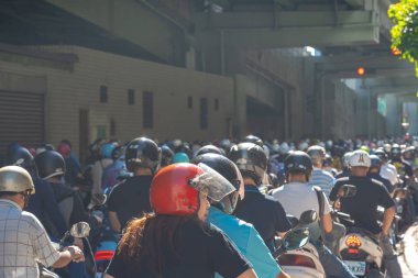 Taipei, Tayvan-19 Haziran 2019: Tayvan 'da scooter Şelalesi. Trafik sıkışıklığı Taipei Köprüsü rampa üzerinde acele saatte motosiklet kalabalık, Datong District Minquan West Road üzerinde scooter Cascade, Taipei, Tayvan: 21 Haziran 2019
