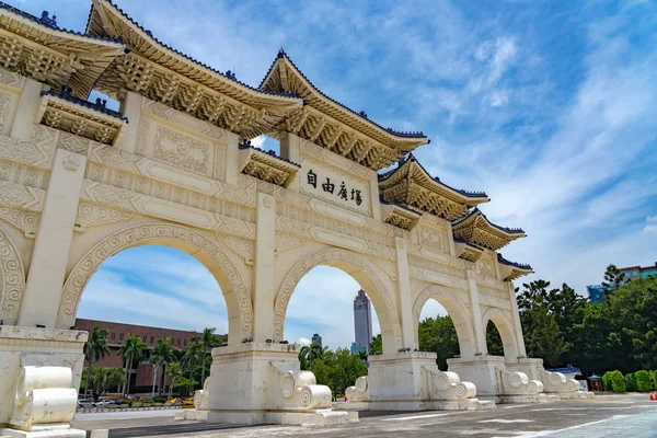 La puerta principal del National Taiwan Democracy Memorial Hall (National Chiang Kai-shek Memorial Hall) Los arcos chinos se encuentran en Liberty Square. Taipei, Taiwán — Foto de Stock