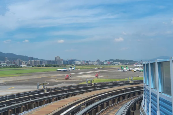 台北，台湾 - 2019年6月19日 ： 台北松山机场。从文湖先生线隔间观看 — 图库照片