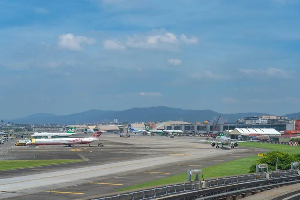 Taipei, Taiwan-19 juni 2019: Taipei Songshan Airport. Uitzicht vanaf het mrt Wenhu-lijn compartiment — Stockfoto