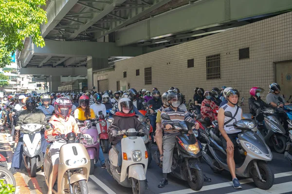 Taipei, Tayvan-19 Haziran 2019: Tayvan 'da scooter Şelalesi. Trafik sıkışıklığı Taipei Köprüsü rampa üzerinde acele saatte motosiklet kalabalık, Datong District Minquan West Road üzerinde scooter Cascade, Taipei, Tayvan: 21 Haziran 2019