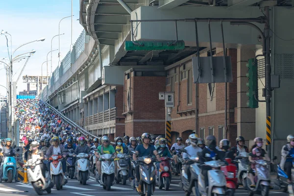 Taipei, Taiwan - June 19, 2019 : Scooter waterfall in Taiwan. Traffic jam crowded of motorcycles at rush hour on the ramp of Taipei Bridge, Cascade of scooters on Minquan West Road in Datong District, Taipei, Taiwan : 21 June 2019 — Stock Photo, Image
