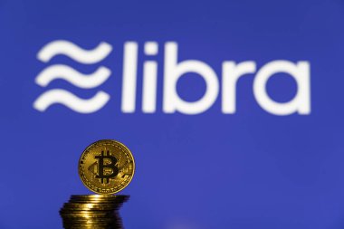 Akıllı telefon ekran arka planda Facebook'un Libra Crypto Coin logosu ile Bitcoin Coin. Tokyo, Japonya - 25 Haziran 2019
