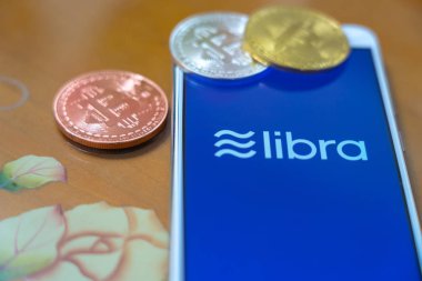 Akıllı telefon ekran arka planda Facebook'un Libra Crypto Coin logosu ile Bitcoin Coin. Tokyo, Japonya - 25 Haziran 2019