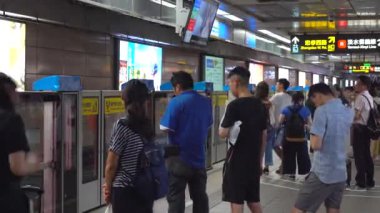 Taipei, Tayvan - 19 Haziran 2019 : Taipei metro istasyonu sistem platformu. Metro yolcuları trene girip çıkan devasa yeraltı şebekesinden geçiyorlar ( 4k Uhd zaman atlamalı )