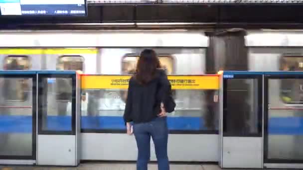 Taipei, Taiwan - 19 de junho de 2019: Plataforma do sistema de estações de metro de Taipei. Passageiros do metrô caminham através da enorme rede subterrânea que entra e sai do trem (4K UHD time-lapse  ) — Vídeo de Stock