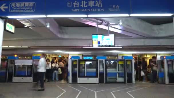 Taipei, Taiwán - 19 de junio de 2019: Taipei metro station system platform. Pasajeros del metro caminan a través de la enorme red subterránea que entra y sale del tren (4K UHD time-lapse  ) — Vídeo de stock