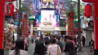Taipei, Tayvan - 19 Haziran 2019 : Gündüz Ximending sokak pazarında yürüyüş ( 4k Uhd zaman atlamalı ). Tayvan popüler bir ilçe, Insanlar gıdalar, mağazalar, film, moda, kafeler, restoranlar için ziyaret.