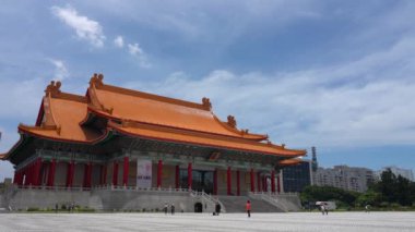 Ulusal Tayvan Demokrasi Anma Salonu ( Ulusal Chiang Kai-shek Memorial Hall ) 4k Uhd, Taipei. Kamera soldan sağa kaydırma, seçici odak normal hız
