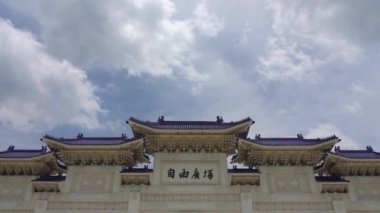 Ulusal Tayvan Demokrasi Anma Salonu ( Ulusal Chiang Kai-shek Memorial Hall ) 4k Uhd, Taipei. Kamera aşağı çekim, seçici odak normal hızda yukarı yatırma.
