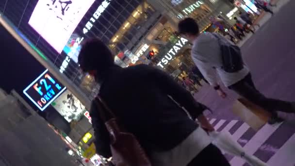 Pedestres Caminhando Centro Shibuya Cruzando Noite Uhd Uma Das Passarelas — Vídeo de Stock