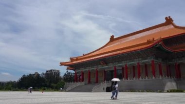 Tayvan Ulusal Tiyatrosu 4k Uhd. Kamera soldan sağa kaydırma, seçici odak normal hızda. Taipei, Tayvan