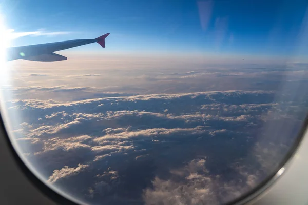 La ventana del avión. Una vista de la ventana del ojo de buey a bordo de un Airbus para su concepto de viaje o transporte aéreo de pasajeros —  Fotos de Stock