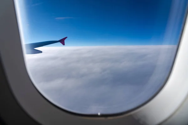 A janela do avião. Uma vista da janela do pórtico a bordo de um airbus para o seu conceito de viagem ou transporte aéreo de passageiros — Fotografia de Stock