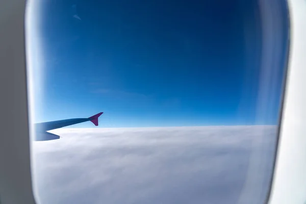 A janela do avião. Uma vista da janela do pórtico a bordo de um airbus para o seu conceito de viagem ou transporte aéreo de passageiros — Fotografia de Stock