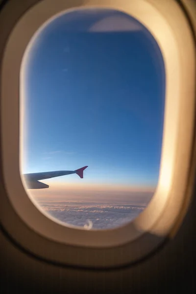 La ventana del avión. Una vista de la ventana del ojo de buey a bordo de un Airbus para su concepto de viaje o transporte aéreo de pasajeros —  Fotos de Stock