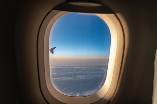 A janela do avião. Uma vista da janela do pórtico a bordo de um airbus para o seu conceito de viagem ou transporte aéreo de passageiros — Fotografia de Stock