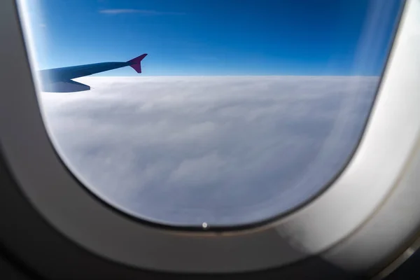 A janela do avião. Uma vista da janela do pórtico a bordo de um airbus para o seu conceito de viagem ou transporte aéreo de passageiros — Fotografia de Stock