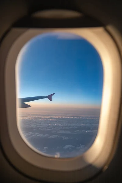 La ventana del avión. Una vista de la ventana del ojo de buey a bordo de un Airbus para su concepto de viaje o transporte aéreo de pasajeros — Foto de Stock