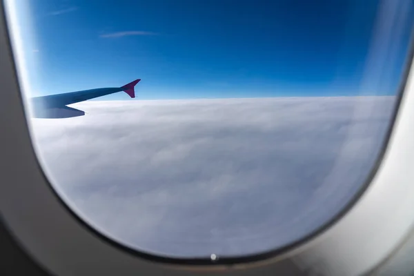 A janela do avião. Uma vista da janela do pórtico a bordo de um airbus para o seu conceito de viagem ou transporte aéreo de passageiros — Fotografia de Stock