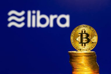 Arka plan ekranında Facebook Terazi Kripto Sikke logosu ile Altın Bitcoin Sikkeler. Tokyo, Japonya - 4 Temmuz 2019