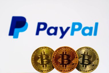 Arka plan ekranında Paypal logosu ile Altın Bitcoin sikkeler. Yeni bir iş finansmanı konsepti. Tokyo, Japonya - 23 Ağustos 2019