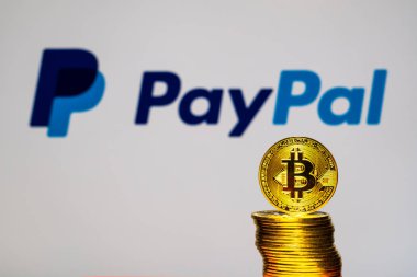 Arka plan ekranında Paypal logosu ile Altın Bitcoin sikkeler. Yeni bir iş finansmanı konsepti. Tokyo, Japonya - 23 Ağustos 2019