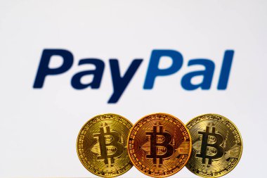 Arka plan ekranında Paypal logosu ile Altın Bitcoin sikkeler. Yeni bir iş finansmanı konsepti. Tokyo, Japonya - 23 Ağustos 2019