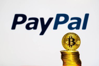 Arka plan ekranında Paypal logosu ile Altın Bitcoin sikkeler. Yeni bir iş finansmanı konsepti. Tokyo, Japonya - 23 Ağustos 2019