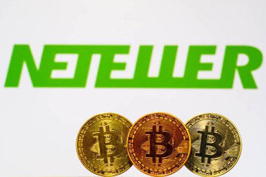 Arka plan ekranında Neteller logosu ile Altın Bitcoin sikkeler. Yeni bir iş finansmanı konsepti. Tokyo, Japonya - 28 Eylül 2019
