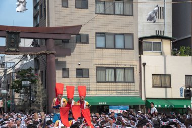 Osaka, Japonya - 25 Temmuz 2018 : Bin katılımcı ve seyircili Tenjin Osaka Festivali. Kyoto'nun Gion Matsuri'si ve Tokyo'nun Kanda Matsuri'si ile birlikte Japonya'daki en iyi üç festival