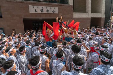 Osaka, Japonya - 25 Temmuz 2018 : Bin katılımcı ve seyircili Tenjin Osaka Festivali. Kyoto'nun Gion Matsuri'si ve Tokyo'nun Kanda Matsuri'si ile birlikte Japonya'daki en iyi üç festival