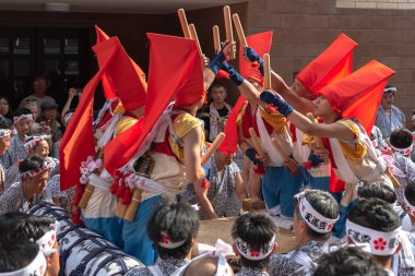 Osaka, Japonya - 25 Temmuz 2018 : Bin katılımcı ve seyircili Tenjin Osaka Festivali. Kyoto'nun Gion Matsuri'si ve Tokyo'nun Kanda Matsuri'si ile birlikte Japonya'daki en iyi üç festival