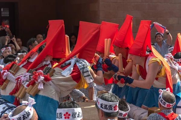 Osaka, Japan-juli 25 2018: Tenjin Festival av Osaka med tusen av skötare och åskådare. De tre bästa festivalerna i Japan, tillsammans med Gion Matsuri i Kyoto och Kanda Matsuri i Tokyo — Stockfoto