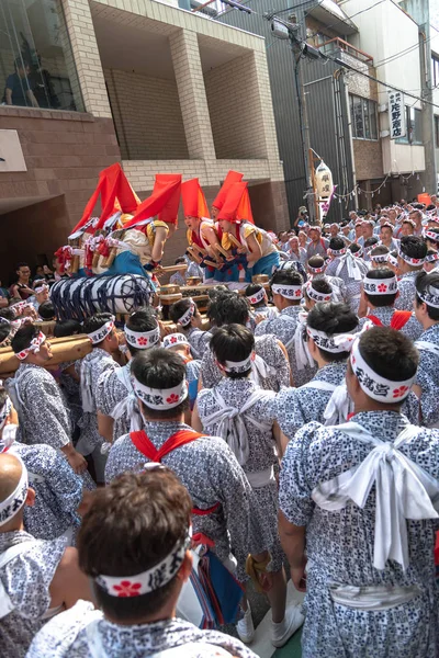 Ósaka, Japonsko-červenec 25 2018: Tenjin festival v Ósace s tisícovkou obsluhy a diváka. Tři nejlepší festivaly v Japonsku, spolu s Gion Matsuri z Kjóta a Kanda Matsuri z Tokia — Stock fotografie