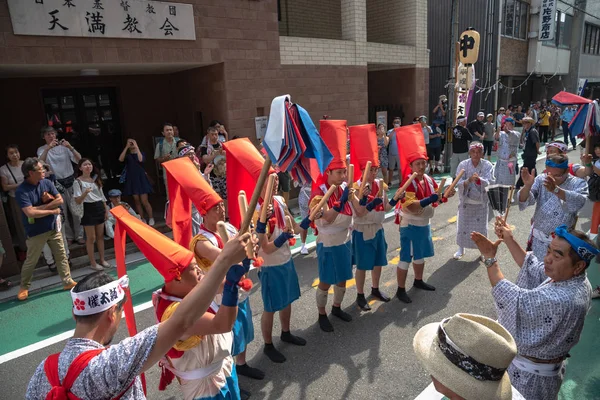 Osaka, japan - 25. juli 2018: tenjin festival of osaka mit tausend teilnehmern und zuschauern. die drei besten festivals in japan, zusammen mit der gion matsuri von kyoto und der kanda matsuri von tokyo — Stockfoto